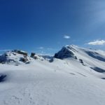 Vue sur les crêtes enneigées de l’Eyssina dans les montagnes de Vars