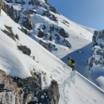 Paysage montagneux traversé dans le secteur de l’Eyssina à Vars. Ce terrain naturel emblématique offre un cadre privilégié pour découvrir la montagne et pratiquer le snowboard hors-piste et le freeride avec Pure Snowschool, dans le domaine de la Forêt Blanche.