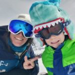 Selfie d’une monitrice avec son jeune élève débutant en snowboard à Vars et Risoul