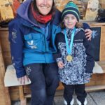 Monitrice avec sa jeune élève médaillée après un cours de snowboard à Vars et Risoul