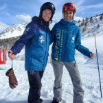Élève avec sa monitrice pendant un cours de snowboard à Vars et Risoul