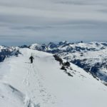 Binôme progressant lors de l’ascension d’une crête en randonnée hors-piste à Vars et Risoul