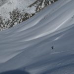 Élève en pleine descente freeride en snowboard hors-piste à Vars et Risoul