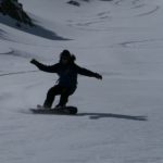 Élève en snowboard à la sortie d’un couloir hors-piste à Vars et Risoul