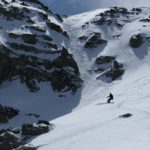 Élève descendant un couloir en snowboard hors-piste à Vars et Risoul