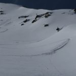 Une élève de Pure Snowschool progresse à la montée sur une crête lors d’un stage de snowboard hors-piste à Vars et Risoul. Cette approche permet d’accéder à des secteurs naturels en montagne avant la descente et fait partie intégrante de la découverte du freeride.