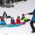 Un jeune enfant réalise un exercice pour débutant lors d’une initiation au snowboard à Vars et Risoul. Les exercices proposés par Pure Snowschool permettent de découvrir progressivement l’équilibre, le contrôle de la planche et les premiers mouvements nécessaires pour apprendre à évoluer sur la neige.