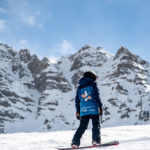 Moniteur de snowboard face à la Barre de l’Eyssina à Vars