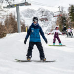 Moniteur avec un groupe d’enfants pendant un cours collectif de snowboard à Vars et Risoul