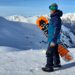 Moniteur de snowboard au sommet d’une crête à Vars et Risoul