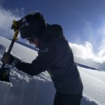 Moniteur réalisant une coupe du manteau neigeux lors d’une formation avalanche à Vars et Risoul