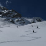 Snowboardeur en montée lors d’une randonnée en splitboard à Vars et Risoul