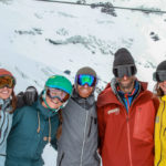Moniteur avec des adolescents pendant un cours collectif de snowboard à Vars et Risoul