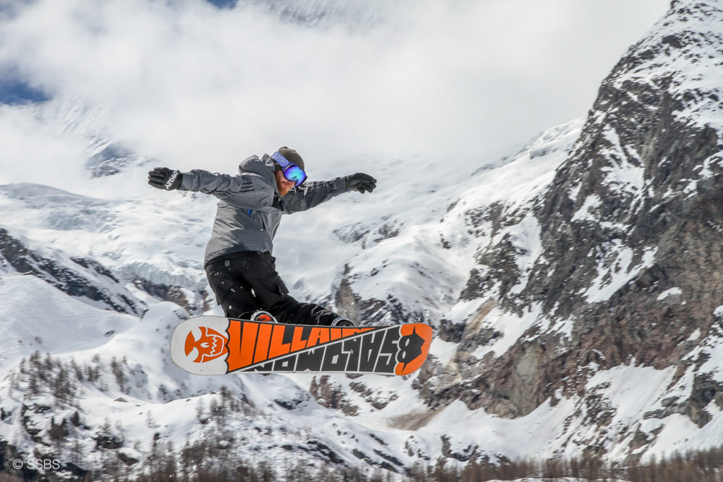 Snowboardeur réalisant un trick freestyle à Vars et Risoul