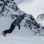 Moniteur de snowboard exécutant un virage sur piste à Vars et Risoul