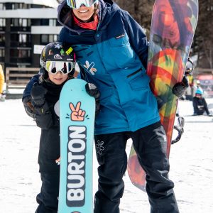 Monitrice de snowboard accompagnant un jeune élève à Vars et Risoul